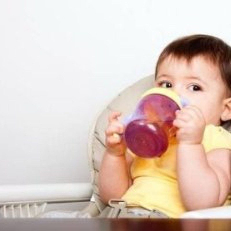 Có nên sử dụng nước ép trái cây ở trẻ dưới 1 tuổi?